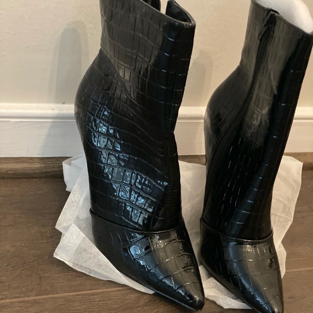 FASHION NOVA-BLACK BOOTIES